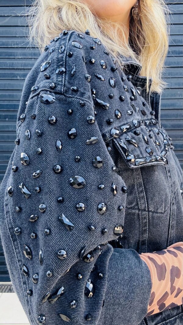 JAQUETA JEANS BLACK COM PEDRARIAS - Imagem 3
