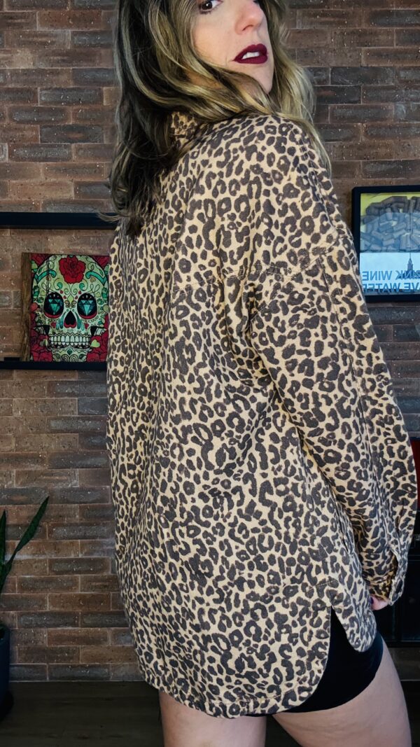 CAMISA JEANS OVERSIZED ANIMAL PRINT - Imagem 3